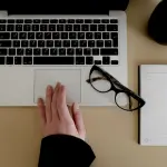 Salute a Milano: il 63% dei cittadini si informa online ma continua a fidarsi del medico