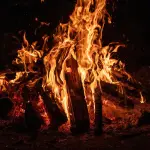 Falò di tradizione e rievocazioni: la Lombardia introduce una deroga stabile ai divieti di combustione