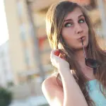 Regole di bon ton donne: gesti, scelte e sfumature che costruiscono un’eleganza senza ostentazione