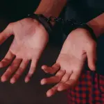 Milano, doppio arresto per droga tra Corsico e Cesano Boscone: sequestri e aggressioni agli agenti