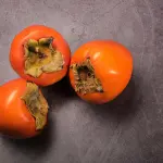 Come far maturare i cachi: il processo naturale che addolcisce la polpa, attenua l’astringenza e trasforma un frutto duro in una consistenza morbida e vellutata