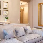 Oro e superfici: come cambiano le scelte decorative nelle case milanesi