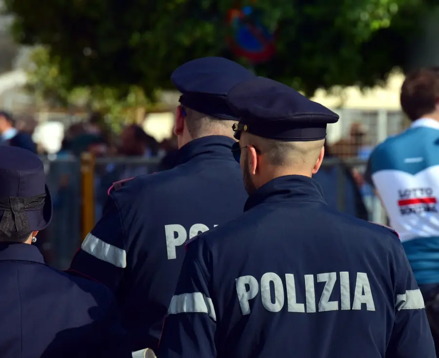 Via Oropa, intervento della Polizia in uno stabile abbandonato: dieci persone denunciate