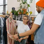 Lombardia, 63 milioni ai Distretti del commercio: nuovo bando per sostenere negozi e economie locali