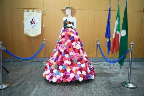 La Dama dei Fiori a Palazzo Lombardia, simbolo della candidatura Unesco della Festa di Santa Croce