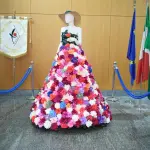 La Dama dei Fiori a Palazzo Lombardia, simbolo della candidatura Unesco della Festa di Santa Croce