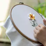 Da musicista a ricamatrice, Martina Della Mora lancia Embroiderly