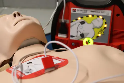Lombardia, una rete per salvare vite: più defibrillatori e cittadini formati