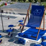 La sdraio più grande del mondo è a Milano: misura 9 metri ed è alta come un palazzo
