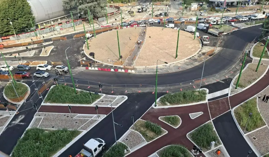 Milano, riapre piazza Stuparich: nuovi alberi, piste ciclabili e corsia preferenziale per la 90-91