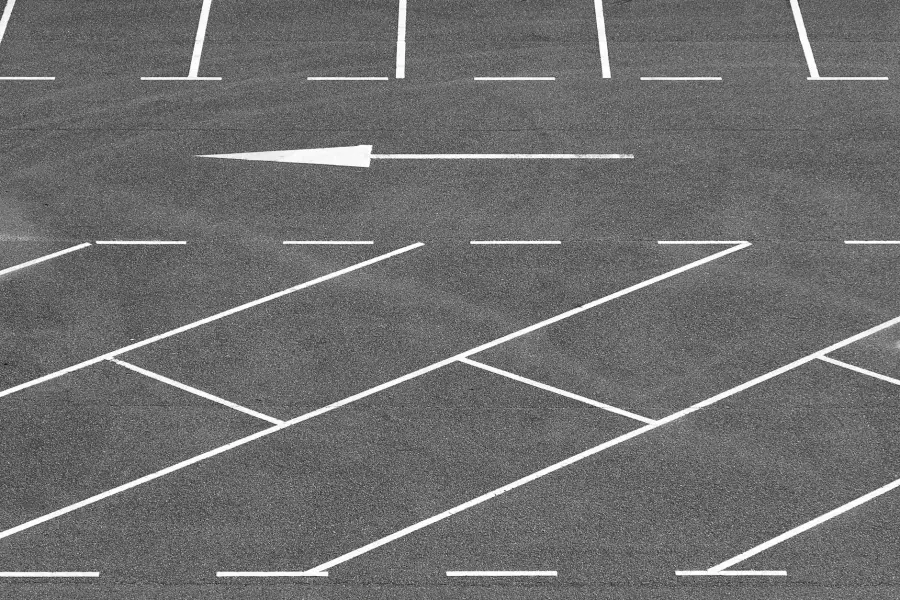 Auto sempre più grandi: a Milano potrebbe sparire un parcheggio su 10 entro il 2040