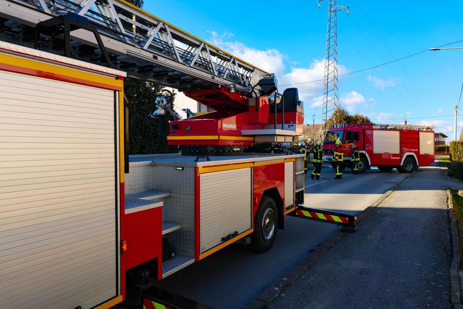 Incendio in una palazzina a Cusano Milanino: otto persone intossicate