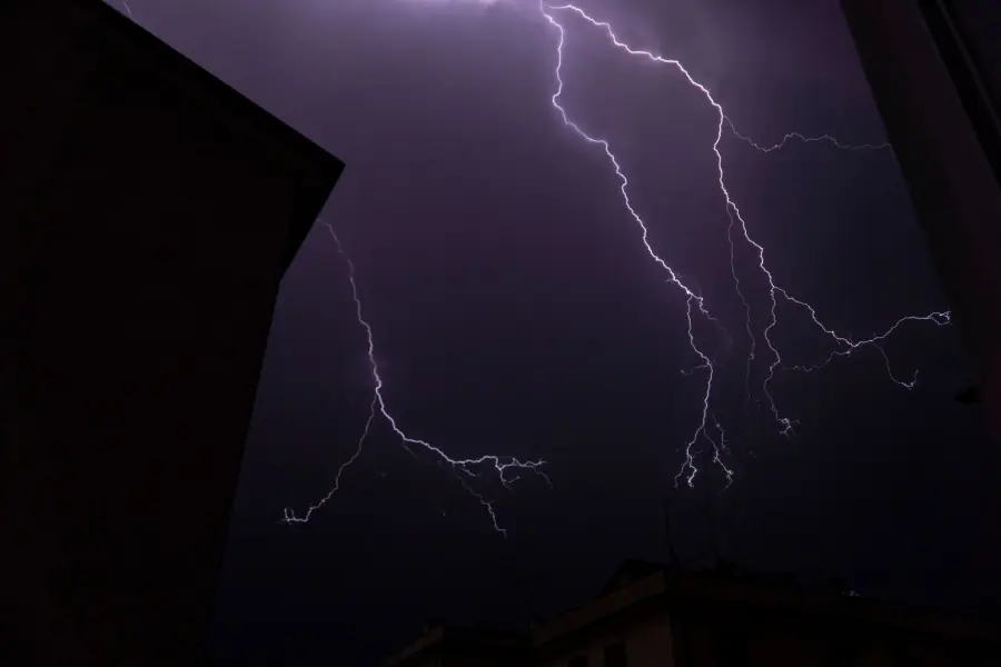 Milano, scatta l'allerta arancione: chiusi parchi, piscine e cimiteri
