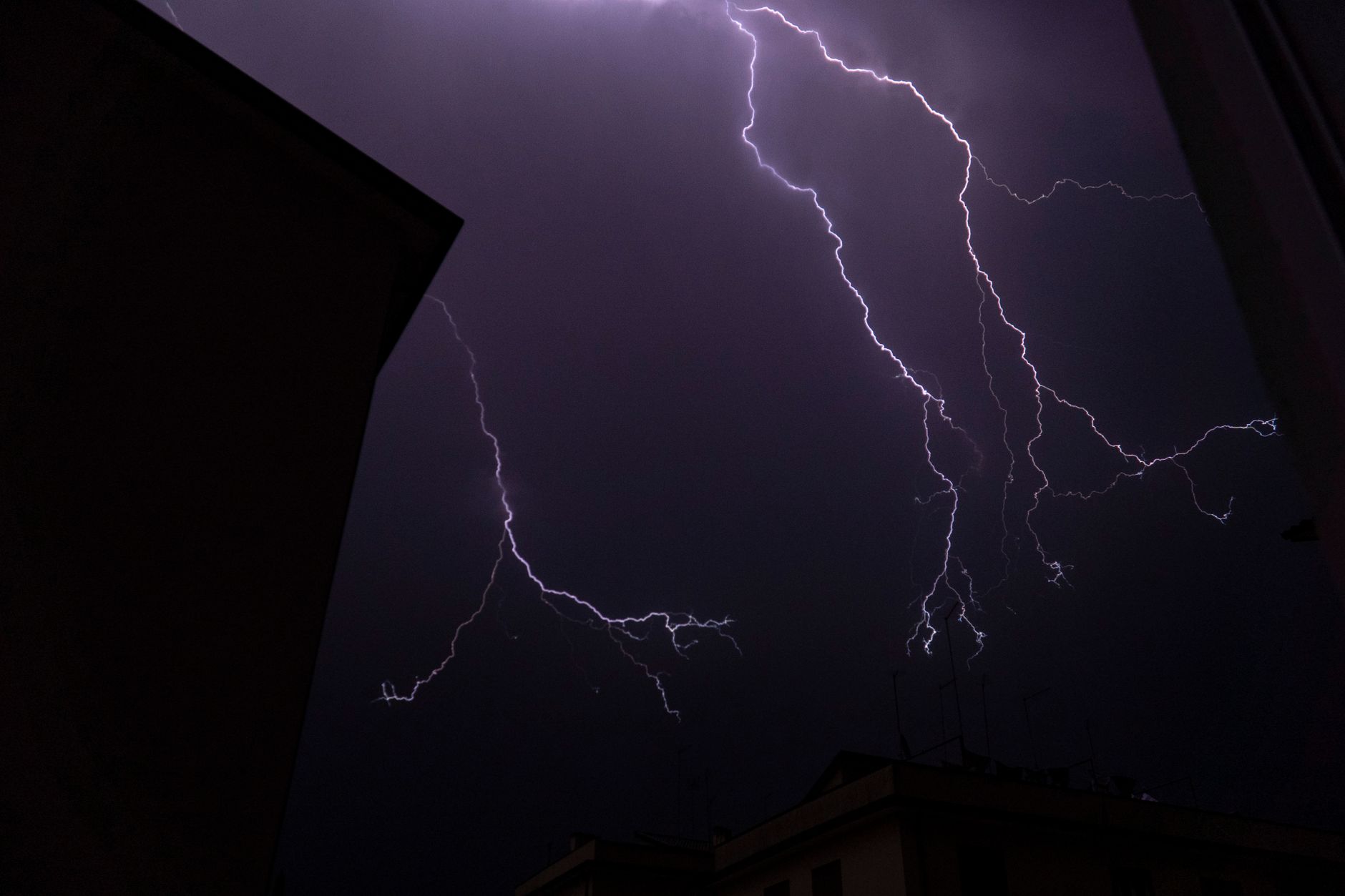 Milano, scatta l'allerta arancione: chiusi parchi, piscine e cimiteri