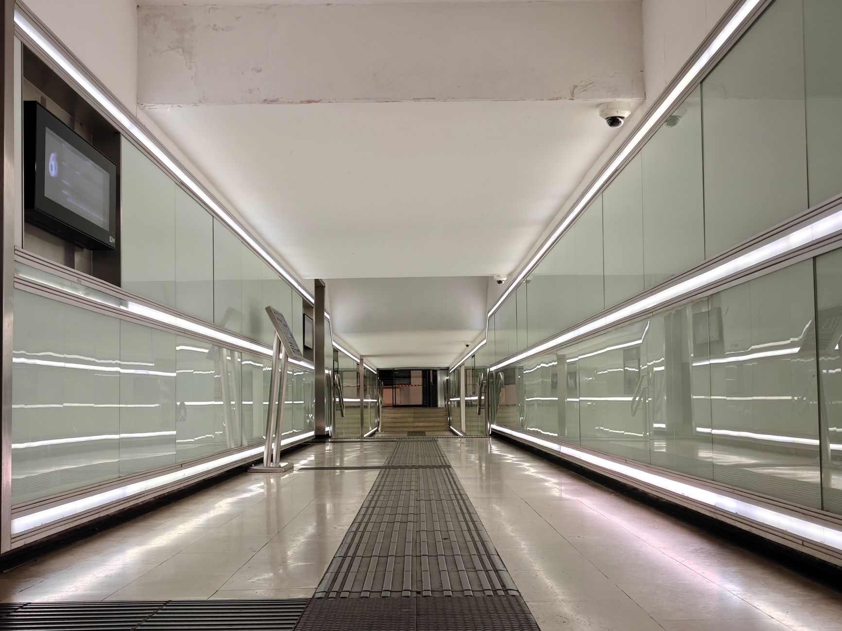 Milano, un negozio su due è chiuso nei mezzanini della metro: piano da 21 milioni di euro