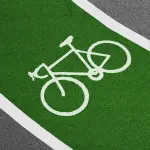 Milano cambia mobilità: in dieci anni crescono piste ciclabili e aree pedonali