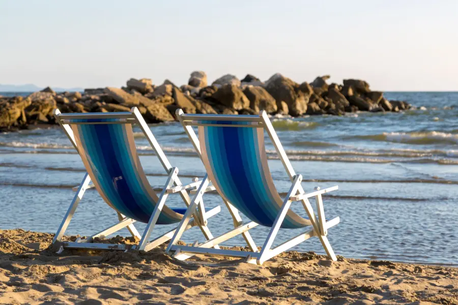 Vacanze estive: da Milano al mare servono 2.325 euro per una settimana