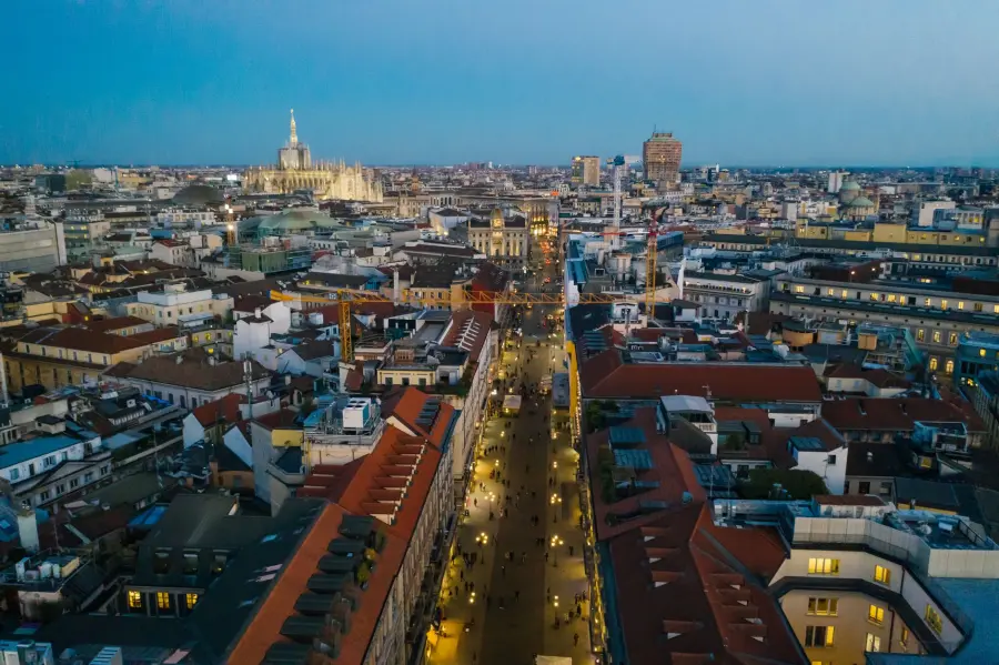 Milano, record di partenze ma boom di arrivi dall'estero: come cambia la popolazione